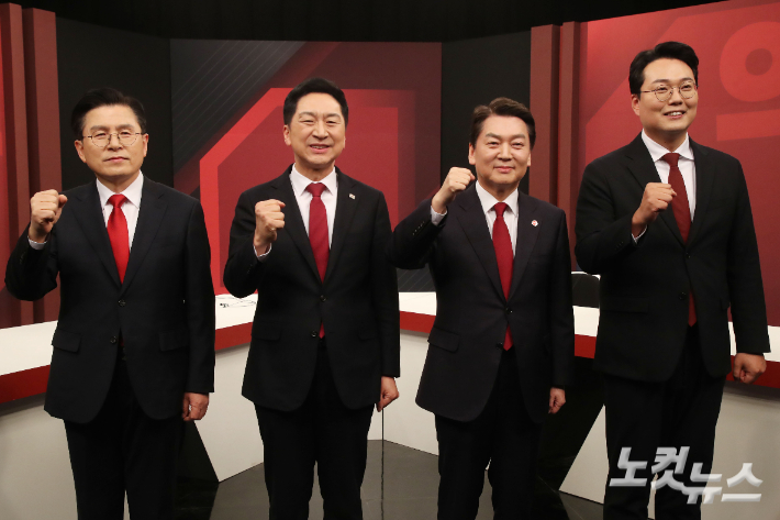 3일 서울 마포구 동아디지털미디어센터에서 열린 국민의힘 제4차 방송토론회에서 황교안, 김기현, 안철수, 천하람 당대표 후보가 기념촬영을 하고 있다. 국회사진취재단