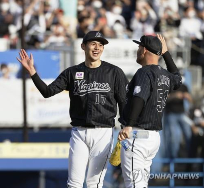 지난해 오릭스 버펄로스를 상대로 퍼펙트게임을 달성한 사사키 로키(사진 왼쪽). 연합뉴스