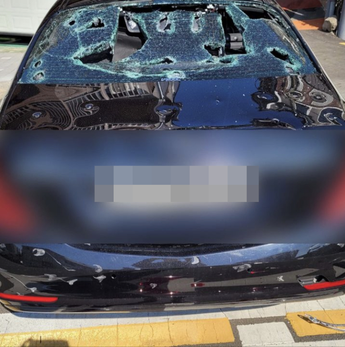 부산 사상구 주거지 전용 주차장에서 50대 남성이 휘두른 쇠망치에 파손된 차량. 부산경찰청 제공