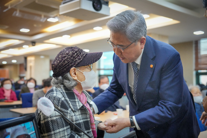 박진 외교장관이 지난달 28일 서울 서초구 서울지방변호사회관에서 진행된 강제징용 피해자 및 유족과의 면담에 참석해 의견을 경청하고 있다. 외교부 제공