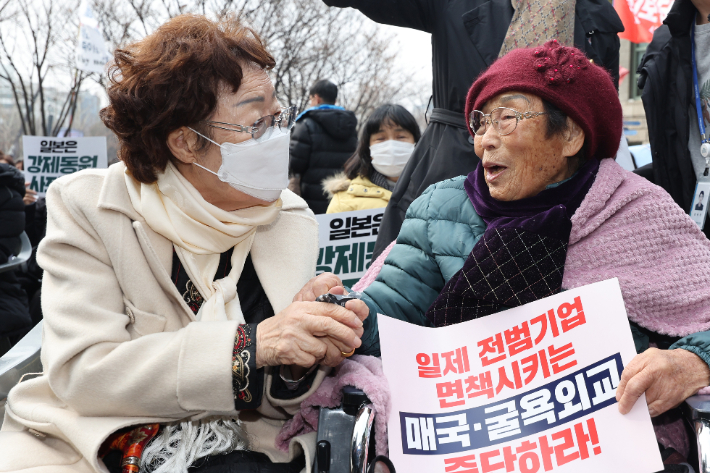 삼일절인 1일 오전 서울광장에서 열린 서울시민 평화인권훈장수여식에서 강제동원 피해자 양금덕 할머니와 위안부 피해자인 이용수 할머니가 손을 잡고 인사를 나누고 있다. 연합뉴스