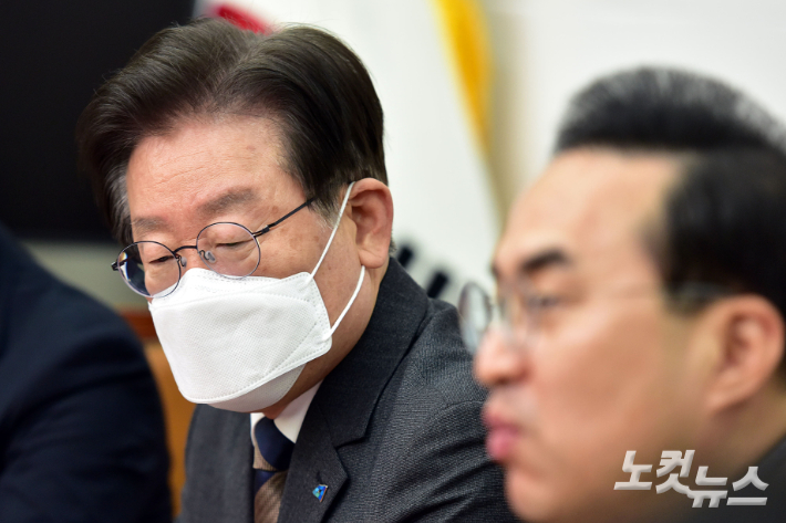 더불어민주당 이재명 대표가 박홍근 원내대표의 발언을 듣고 있다. 윤창원 기자