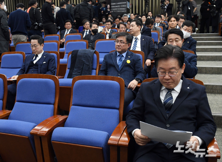 더불어민주당 이재명 대표가 의원총회에 참석해 자료를 살펴보고 있다. 황진환 기자