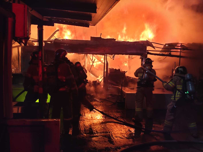 6일 오전 1시 49분쯤 강원 삼척시 사직동 번개시장에서 화재가 발생해 출동한 소방대원 등에 의해 1시간여 만에 꺼졌다. 강원도소방본부 제공