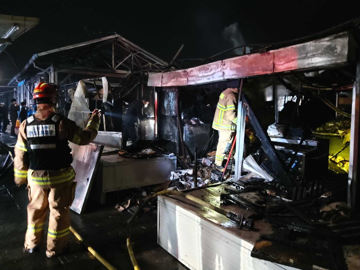 6일 오전 1시 49분쯤 강원 삼척시 사직동 번개시장에서 화재가 발생해 출동한 소방대원 등에 의해 1시간여 만에 꺼졌다.   강원도소방본부 제공