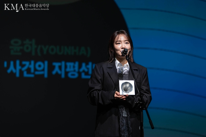 '올해의 노래' 상을 받은 가수 윤하. 한국대중음악상 사무국 제공