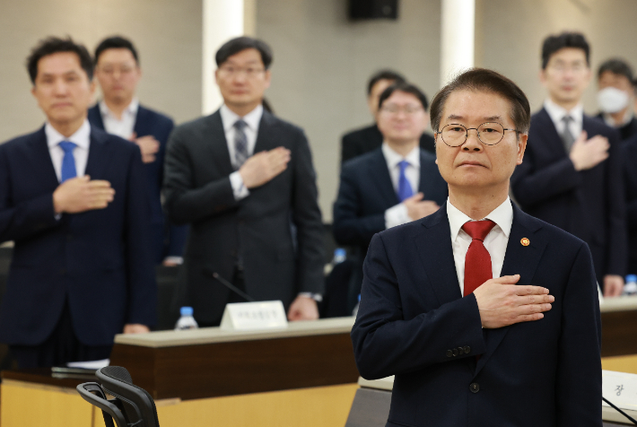 이정식 고용노동부 장관이 6일 서울 중구 서울고용노동청에서 열린 노동개혁 추진 점검 회의에 참석해 국기에 대한 경례를 하고 있다. 연합뉴스