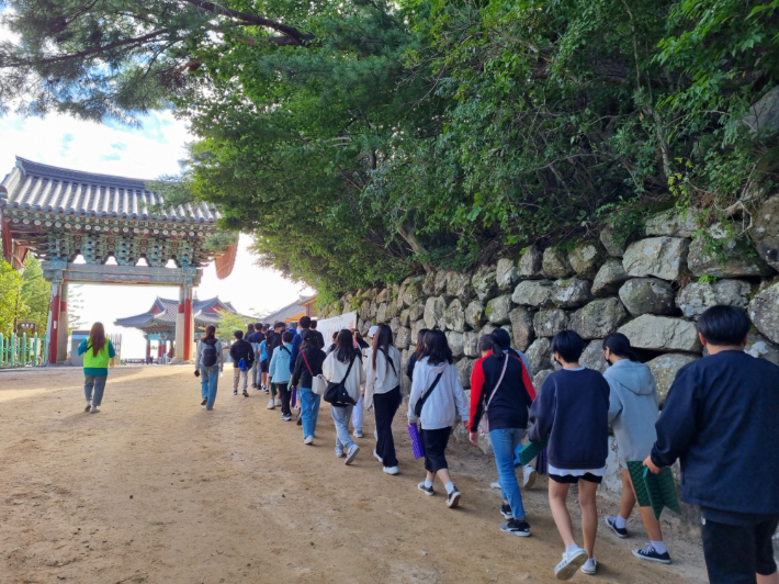 지난해 수학여행단이 석굴암으로 걸어가는 모습. 경주시 제공