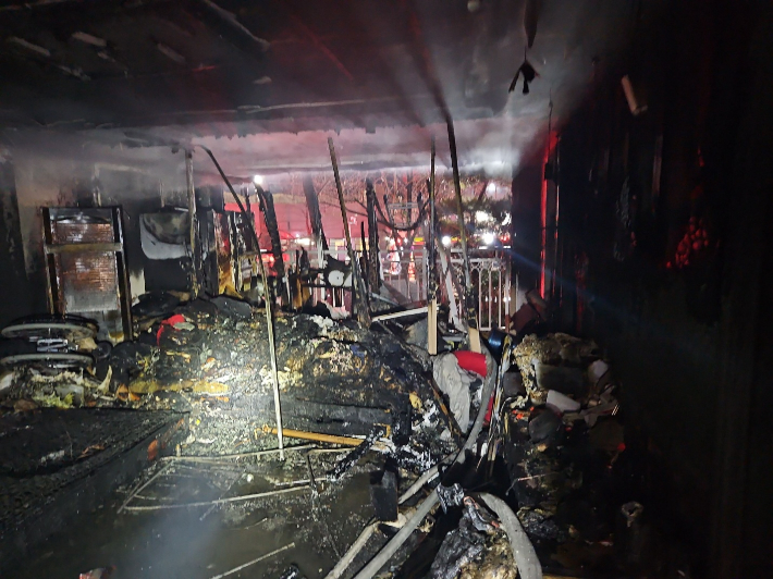 6일 저녁 경기도 수원 화서동의 한 아파트에서 발생한 화재 현장 모습. 경기도소방재난본부 제공