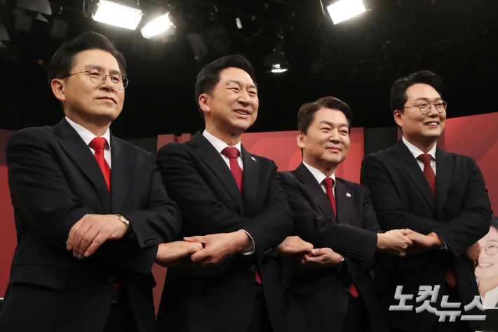 3일 서울 마포구 동아디지털미디어센터에서 열린 국민의힘 제4차 방송토론회에서 황교안, 김기현, 안철수, 천하람 당대표 후보가 기념촬영을 하고 있다. 국회사진취재단