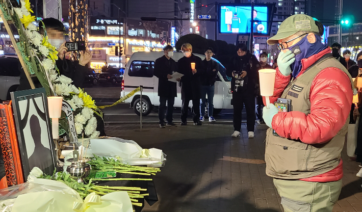 6일 인천시 미추홀구 주안역 광장에서 유서를 남기고 숨진 전세사기 피해자 A(38)씨를 기리는 추모제가 열리고 있다. 사진은 한 추모객이 A씨 영정을 보면 눈물을 닦는 모습. 주영민 기자