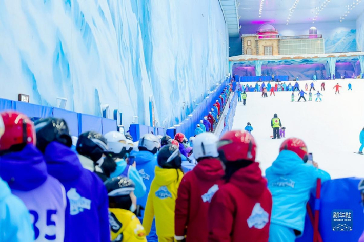 2023년 2월 12일, 우한(武漢)시 한 상권에 위치한 대형 빙설랜드를 찾은 고객들이 스키를 타려고 줄을 서있다. 현재 중국 내 주요 상권들은 고객을 유치하기 위해 적극적으로 모색하고 있다. 신화통신 캡처