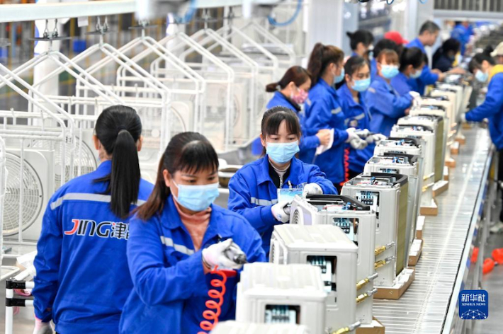 2023년 2월 28일, 광시(廣西)성 류장(柳江)구의 한 민영기업 에어컨 생산작업장에서 근로자들이 바쁘게 일하고 있다. 신화통신 캡처