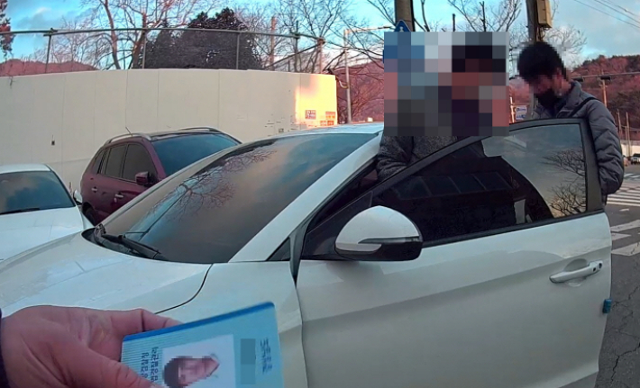 대리구매 현장 적발. 경남도청 제공