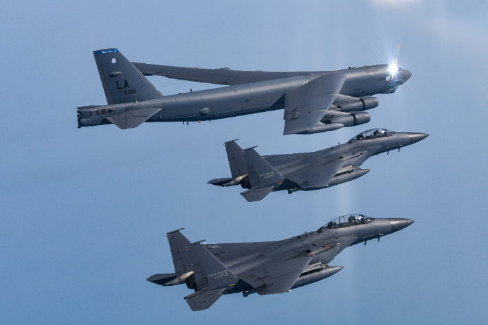 2023년 3월 6일 한반도 서해 상공에서 한국측 F-15K 및 KF-16 전투기와 미국측 B-52H 전략폭격기가 참여한 가운데 한미 공군이 연합공중훈련을 실시하고 있다. 국방부 제공