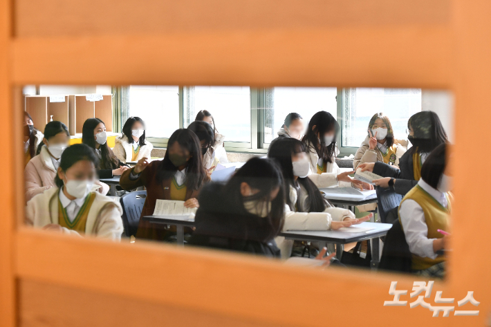 지난 2일 오후 서울에 위치한 한 중학교에서 열린 입학식에서 신입생들이 교실로 이동한 후 담임 선생님 말씀을 듣고 있다. 류영주 기자