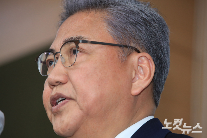 박진 외교부 장관이 6일 오전 서울 종로구 외교부에서 일제 강제징용 피해자에 대한 배상안을 발표하고 있다. 황진환 기자