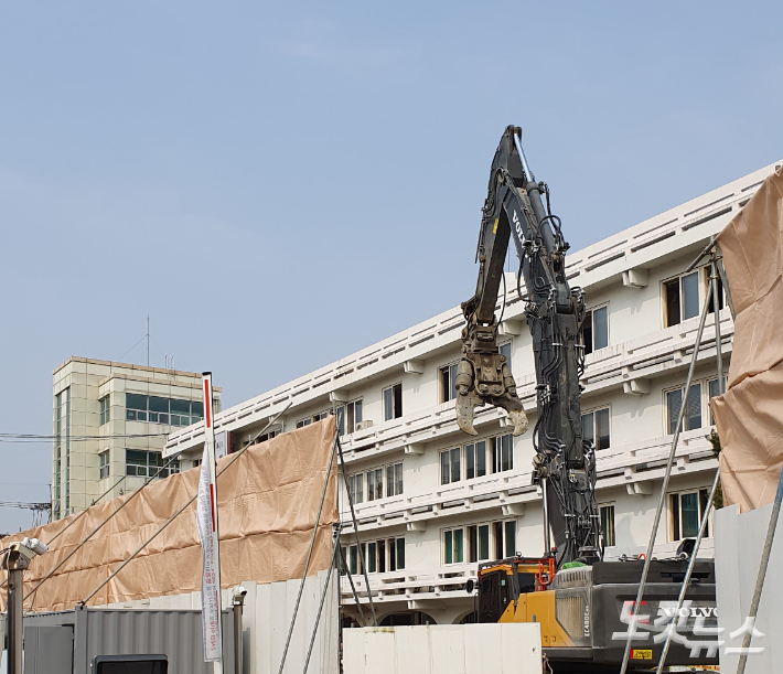 옛 본관동 철거. 맹석주 기자