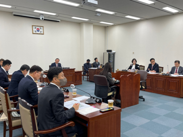 부산시의회 해양도시안전위원회가 7일 제312회 임시회 첫날, 부산시 건설본부를 상대로 대심도 붕괴사고 늑장보고에 대한 질타를 쏟아내고 있다.  부산시의회 제공