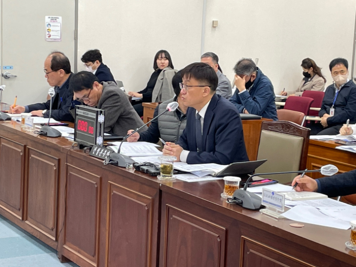 부산시의회 해양도시안전위원회가 7일 제312회 임시회 첫날, 부산시 건설본부를 상대로 대심도 붕괴사고 늑장보고에 대한 질타를 쏟아내고 있는 가운데, 답변하고 있는 부산시 심성태 건설본부장. 부산시의회제공