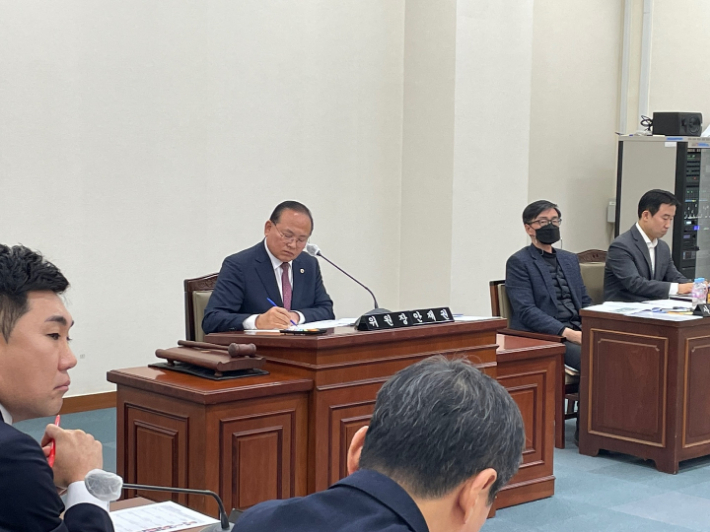 부산시의회 해양도시안전위원회가 7일 제312회 임시회 첫날, 부산시 건설본부를 상대로 대심도 붕괴사고 늑장보고에 대한 질타를 쏟아내고 있다.사진은 안재권 위원장과 서국보 부산시의원. 부산시의회 제공