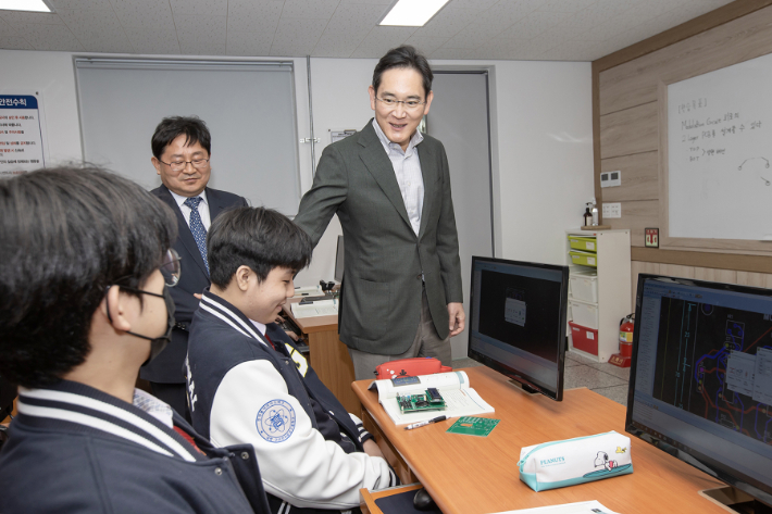 '구미전자공고' 방문한 이재용 회장. 삼성전자 제공
