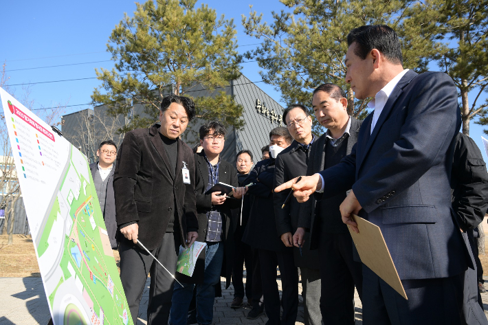 논산딸기축제 현장을 점검하는 백성현 논산시장(사진 맨 오른쪽). 논산시 제공