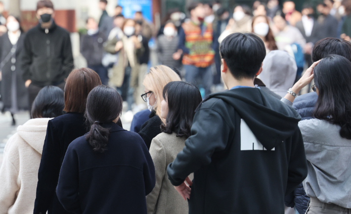 7일 서울 도심에서 점심시간 직장인들이 식사를 위해 이동하고 있다. 이날 보고된 '청년 삶 실태조사'에 따르면 향후 결혼 계획이 있는 청년은 75.3%, 출산 의향이 있는 청년은 63.3%인 것으로 조사됐다. 연합뉴스