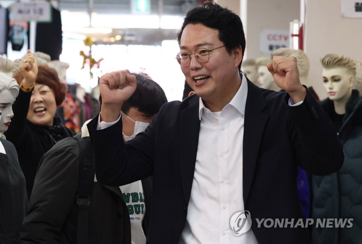 (창원=연합뉴스) 김동민 기자 = 국민의힘 당권주자인 천하람 후보가 5일 경남 창원시 마산합포구 부림시장을 찾아 지지를 호소하고 있다. 2023.3.5 image@yna.co.kr 연합뉴스