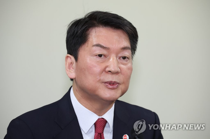 (서울=연합뉴스) 백승렬 기자 = 국민의힘 당대표 후보인 안철수 의원이 6일 국회 의원회관에서 대통령실의 전당대회 선거개입 관련 긴급기자회견에서 취재진의 질문에 답하고 있다. 2023.3.6 srbaek@yna.co.kr 연합뉴스