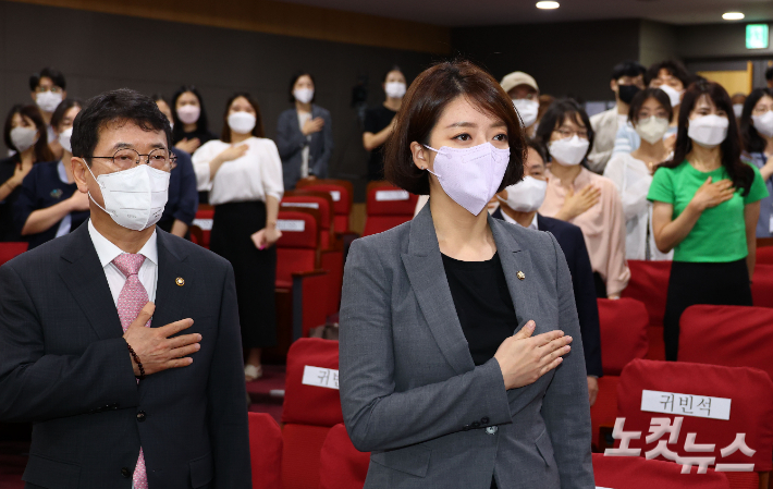 11일 서울 여의도 국회 의원회관에서 열린 '일본식 문화재체제 60년, 국가유산체제로의 패러다임 전환' 정책토론회에서 국민의힘 배현진 의원과 최응천 문화재청장이 국민의례를 하고 있다. 윤창원 기자