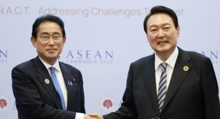 윤석열 대통령이 지난해 11월 13일(현지시간) 캄보디아 프놈펜 한 호텔에서 열린 한일 정상회담에서 기시다 후미오 일본 총리와 악수하며 기념촬영을 하고 있다. 합뉴스