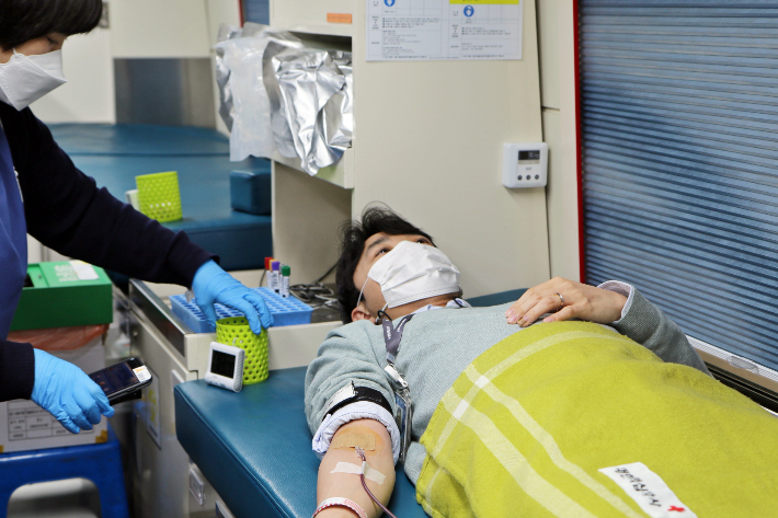 에어부산 직원이 헌혈에 참여하고 있다. 에어부산 제공