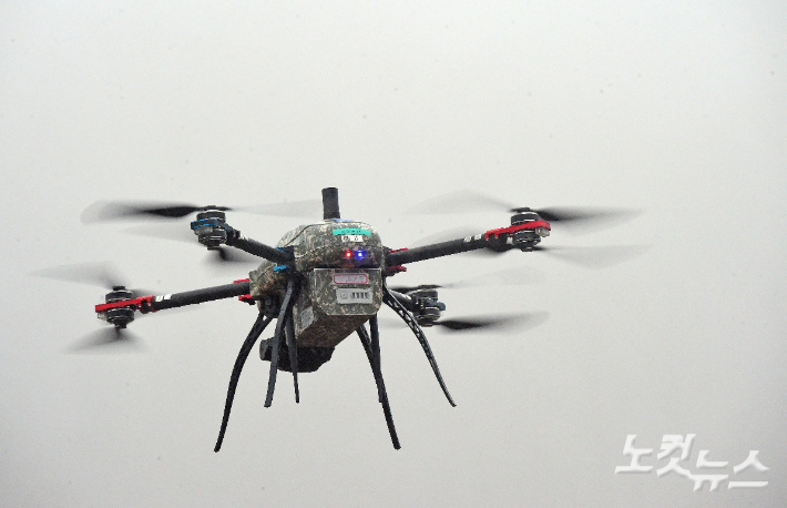 정찰드론이 적 탐지 등 임무수행을 하고 있다. 사진공동취재단