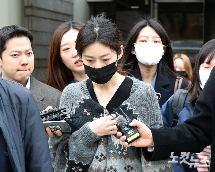 만취 상태로 음주운전을 하다 사고를 낸 혐의로 재판에 넘겨진 배우 김새론이 8일 오전 서울 서초구 서울중앙지방법원에서 열린 첫 공판을 마친 후 법정을 나서고 있다. 류영주 기자