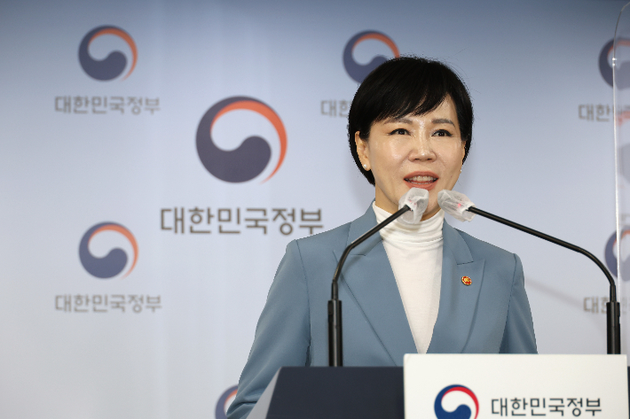 전현희 국민권익위원장이 8일 정부서울청사 브리핑실에서 '반지하 주택' 관련 민원분석 및 제도개선 방안을 발표하고 있다. 연합뉴스