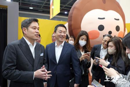 취재진 질문에 답하는 정용진 부회장