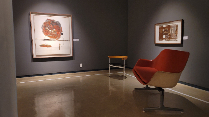 박래현의 1960년 전후 대표적인 작품과 같은 시대 생산된 빈티지 가구에 앉아 작품을 만나는 그림명상실. 아이프앤코 제공 