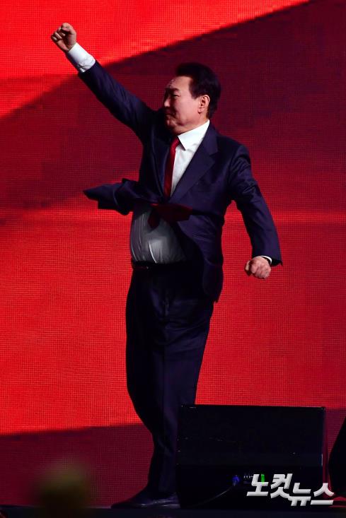 어퍼컷 세리머니 펼치는 윤석열 대통령