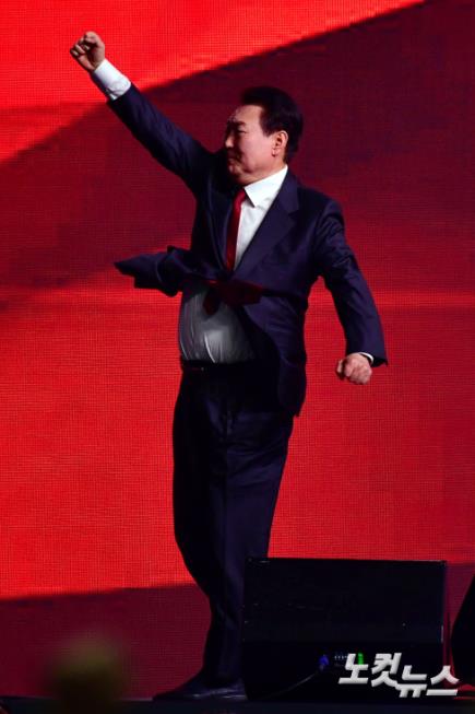 어퍼컷 세리머니 펼치는 윤석열 대통령