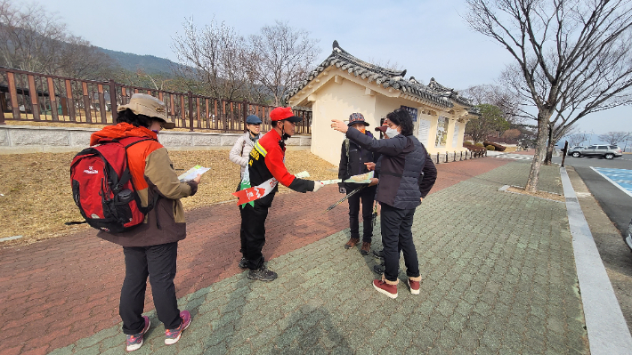 산불예방 진화대원들이 남산안내소 앞에서 등산객을 대상으로 산불조심 주의 안내문을 배부하고 있다. 경주시 제공