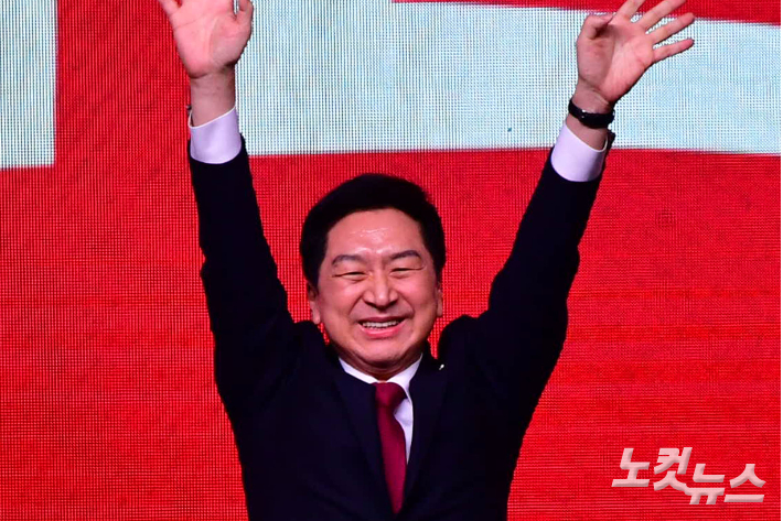 8일 경기도 고양 일산 킨텍스에서 열린 국민의힘 힘내라! 대한민국 제3차 전당대회에서 김기현 당대표가 후보가 두손을 들어 인사를 하고 있다. 윤창원 기자