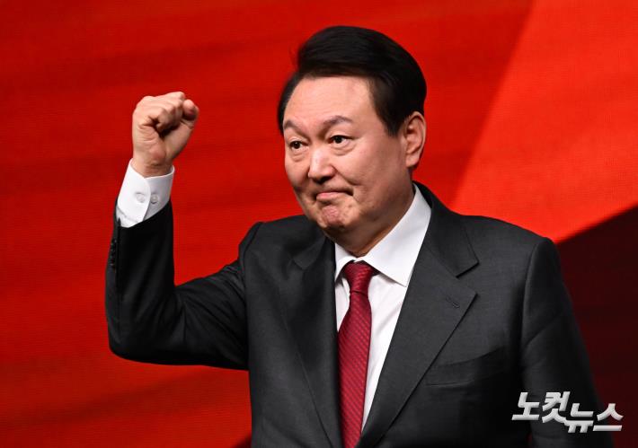 윤석열 대통령이 8일 경기도 고양시 킨텍스에서 열린 국민의힘 제3차 전당대회에서 축사를 마친 후 주먹을 불끈 쥐고 있다. 2023.03.08