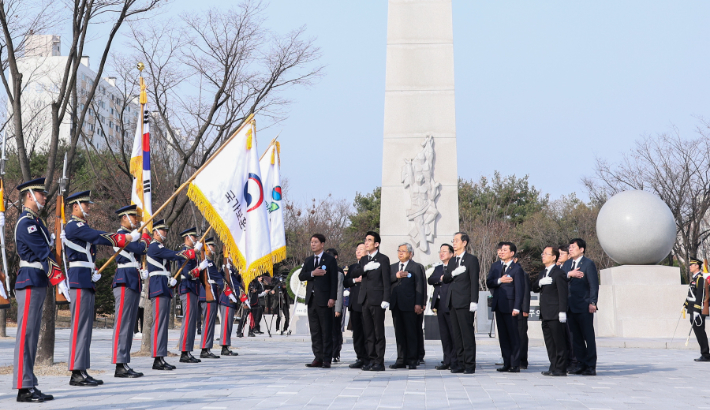 3.8민주의거 기념탑 참배. 대전시 제공