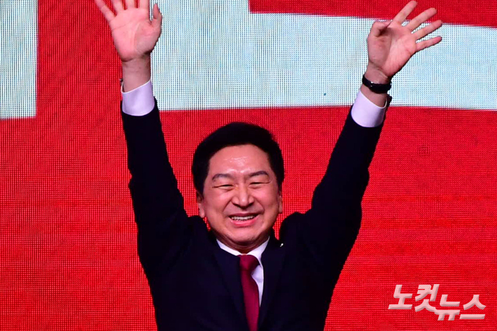 8일 경기도 고양 일산 킨텍스에서 열린 국민의힘 힘내라! 대한민국 제3차 전당대회에서 김기현 당대표가 후보가 두손을 들어 인사를 하고 있다. 윤창원 기자