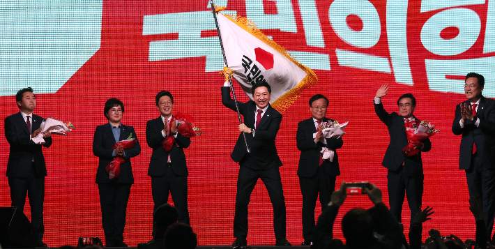  8일 오후 경기도 고양시 일산 킨텍스에서 열린 국민의힘 제3차 전당대회에서 김기현 신임 당 대표가 당기를 흔들고 있다. 연합뉴스