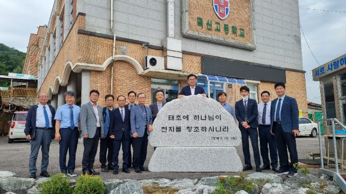 덕신고등학교에서 모임을 가진 후 기념사진을 촬영한 덕신학원선교회 목회자들