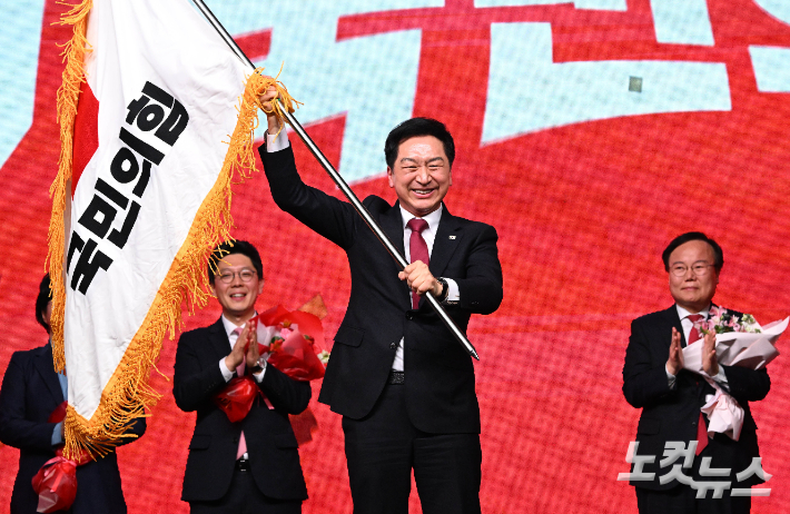 국민의힘 당대표로 선출된 김기현 의원이 8일 경기 고양시 킨텍스에서 열린 제3차 전당대회에서 당기를 흔들고 있다. 윤창원 기자