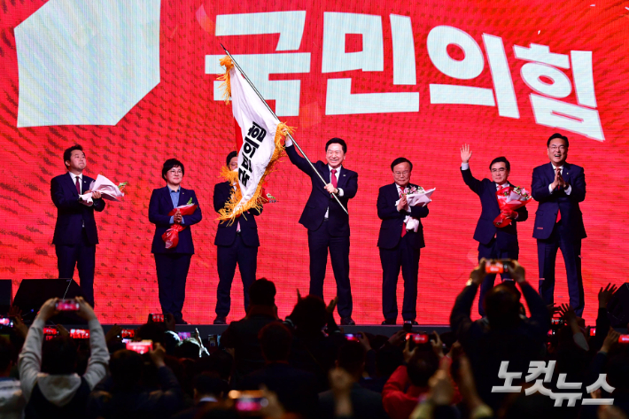 8일 경기도 고양 일산 킨텍스에서 열린 국민의힘 '힘내라! 대한민국 제3차 전당대회' 에서 김기현 신임 당대표가 당기를 들어보이고 있다. 윤창원 기자