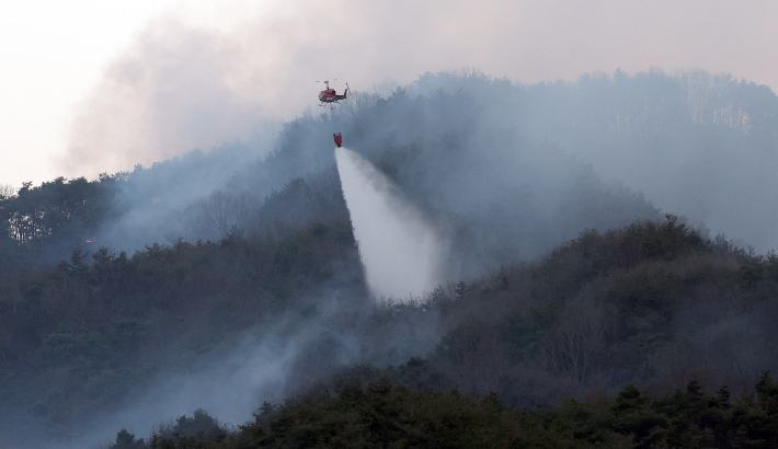 산림 당국이 8일 오후 경남 합천군 월평리 일원 야산에서 발생한 산불을 진화하고 있다. 연합뉴스